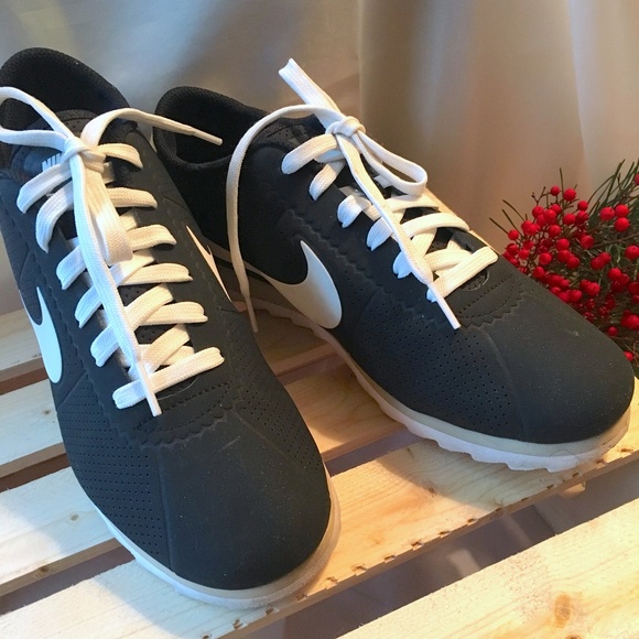 Cute Nike Sneakers with Classic Look! In EUC!